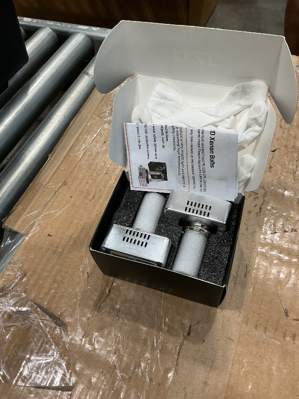 Photo 1 of **UNTESTED**
DZG D5S HID Headlight Bulbs for 2016 2017 2018 Chevy Silverado 1500 WT LS LT 2015-2018 GMC Sierra 1500 2500 3500 HD, 8000K Cool White 35W Metal Base Xenon Replacement High Low Beam Bulb, Pack of 2