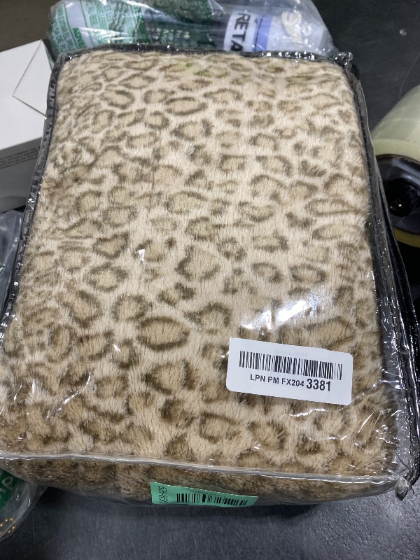 Photo 1 of **********MISSING PARTS*******
Beautyrest Zuri Reversible Faux Fur to Mink Electric Blanket,Auto Shut Off, Virtually Zero EMF, Multi Heat Setting,UL Certified, Machine Washable, Snow Leopard Throw 50" x 70",100% Microfiber