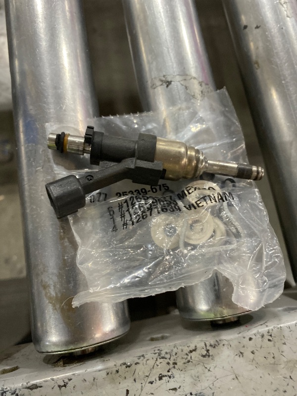Photo 1 of GM Genuine Parts 12742701 Multiport Fuel Injector