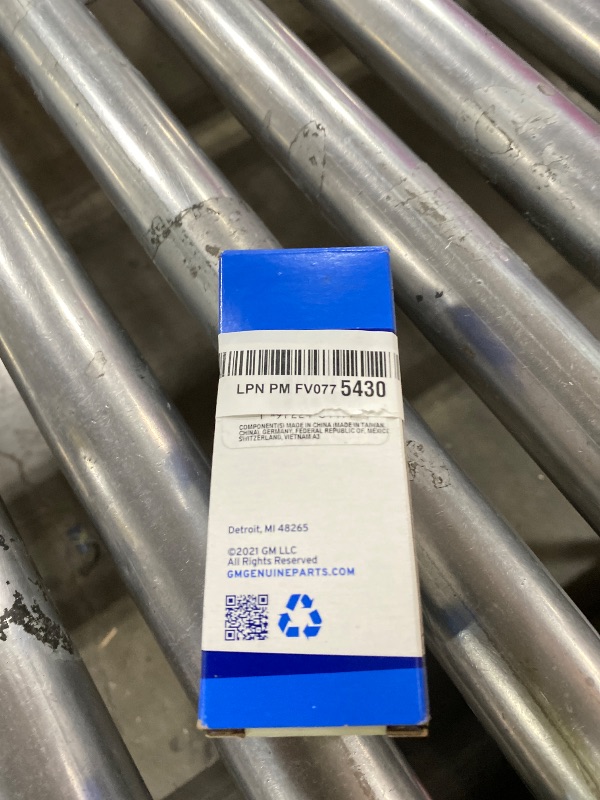 Photo 1 of GM Genuine Parts 12742701 Multiport Fuel Injector