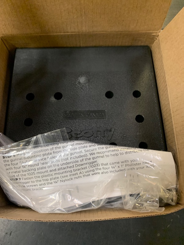 Photo 1 of Scotty #1025 Right Angle Side Mounting Bracket for Scotty Downrigger Models 1080 -1116 , BLACK