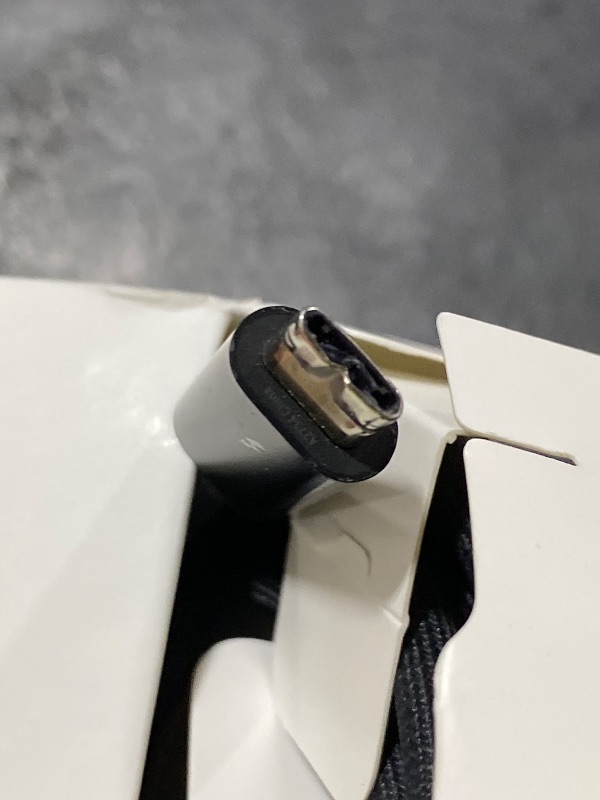 Photo 1 of Apple Thunderbolt 4 (USB-C) Pro Cable (1.8 m) ???????