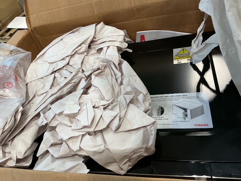 View 3 of [SOLD FOR PARTS] TOSHIBA 2.2 Cu Ft 1200W Countertop Microwave Oven