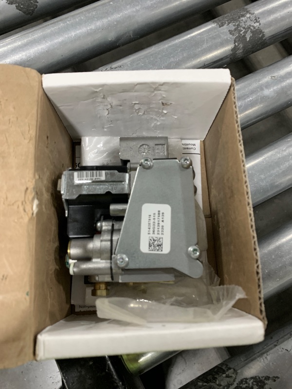 Photo 1 of York Natural Gas Valve, 24 VAC - S1-02543267000