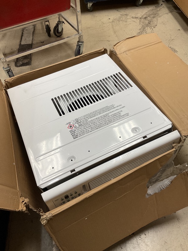 Photo 1 of SELLING FOR PARTS ONLY …………..MISSING PLUG*************BLACK+DECKER Window Air Conditioner 18000 BTU, AC Window Unit Cools Up to 1000 Square Feet, Window AC Unit with Remote Control, 3 Cooling Speeds and Fan Only, BD18WT6, White