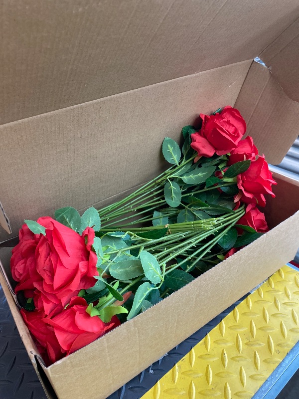 Photo 1 of [ONLY 40 ROSES IN BOX] 100 Pcs Red Fake Roses Bulk Artificial Flowers, Artificial Velvet Silk Roses Bouquet with Stems for Wedding Decoration, Fake Flowers in Vase Valentines Day Floral Arrangement Centerpiece Home Decor