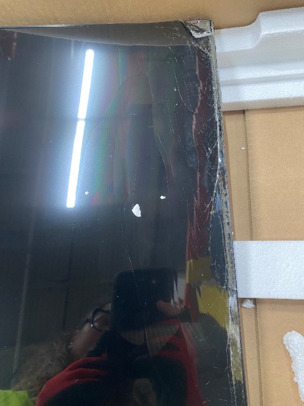 Photo 1 of ***DAMAGE -NON-FUCTIONAL SELLING AS PARTS ONLY*** Samsung 32-Inch Flat Computer Monitor