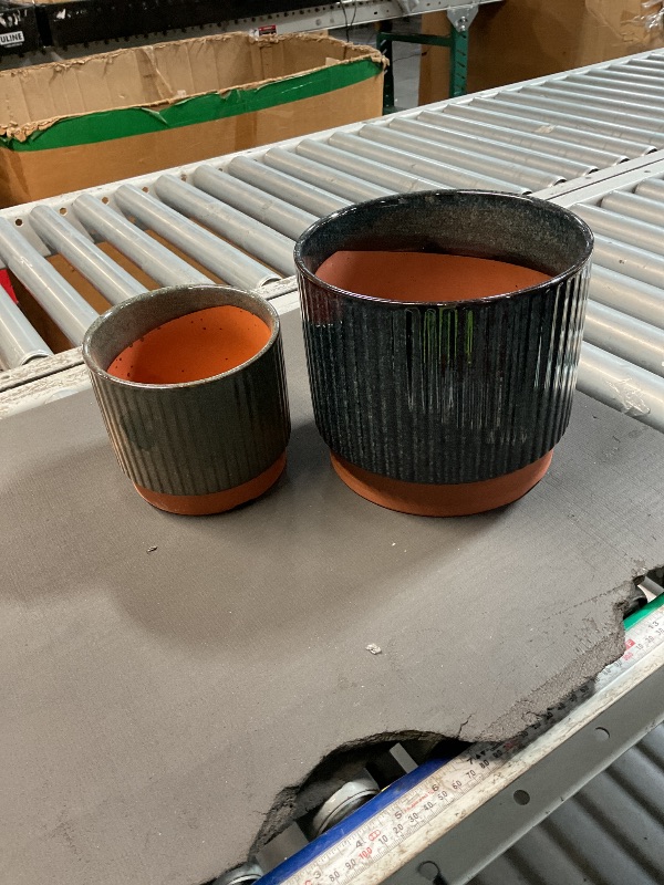 View 4 of *** only comes with two **
LE TAUCI Ceramic Plant Pots, Set of 3, Reactive Glaze Black1077536580
LPNPMFZ2209435