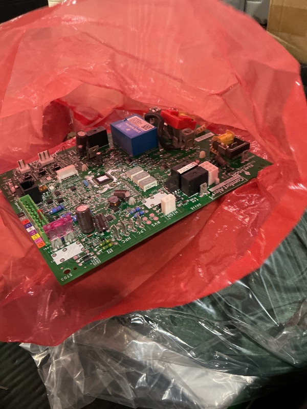 View 2 of ** PARTS ONLY DAMAGED PIECE REFER TO PHOTOS** UNKNOWN IF FUNCTIONAL**
Goodman Air Conditioner Control Board 2-Stage PCBGR104S