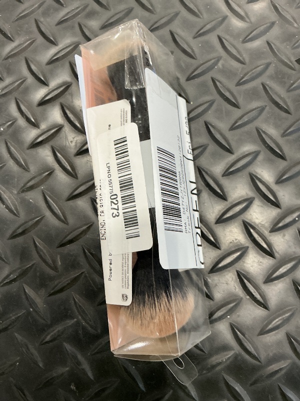 Photo 1 of ***USED*** e.l.f. Dual-Ended Cream + Powder Brush, Two-in-One Makeup Brush For Creating A Gorgeous, Airbrushed-looking Complexion, Vegan & Cruelty-free