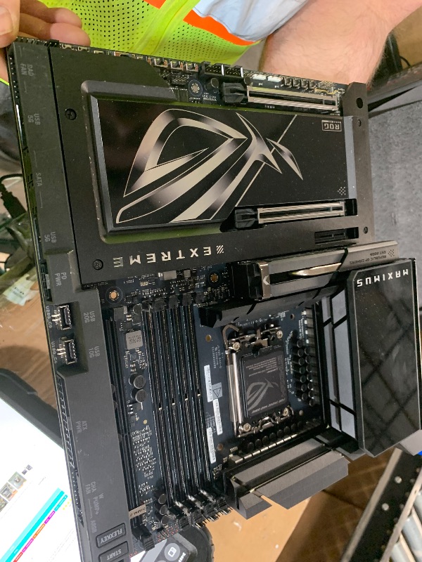 Photo 1 of ***BENT PINS ON SOCKET***ASUS ROG MAXIMUS Z890 EXTREME Intel® Z890 LGA 1851 E-ATX motherboard, Advanced AI PC-ready, 24+2+1+2 stages, DDR5, WiFi7, 2.5G/10G LAN, PCIe® 5.0 M.2, Thunderbolt™ 5, USB Type-C®, AI OC, 5” LCD Screen