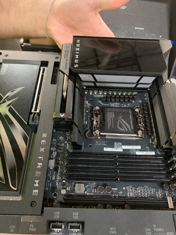 Photo 1 of ***BENT PINS ON SOCKET***ASUS ROG MAXIMUS Z890 EXTREME Intel® Z890 LGA 1851 E-ATX motherboard, Advanced AI PC-ready, 24+2+1+2 stages, DDR5, WiFi7, 2.5G/10G LAN, PCIe® 5.0 M.2, Thunderbolt™ 5, USB Type-C®, AI OC, 5” LCD Screen