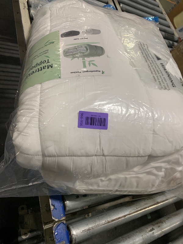 Photo 1 of ***VERY USED***Zalmureta 3 Inch Mattress Topper Queen Viscose Bambu Green