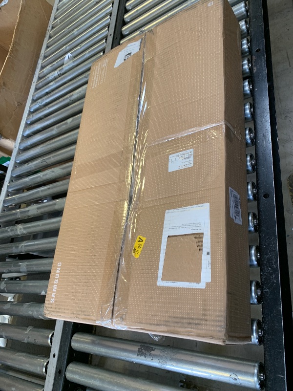 Photo 1 of 32" Essential Monitor with Borderless Design