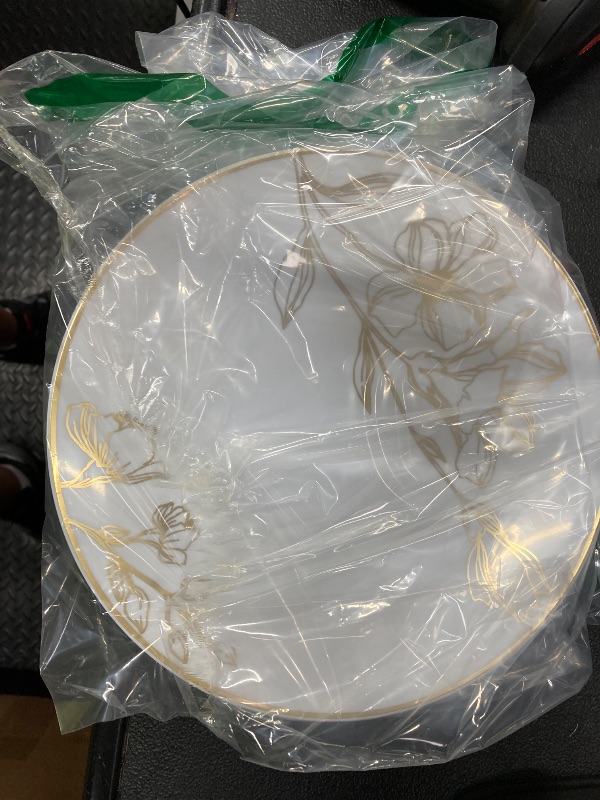Photo 1 of [9'' Plates 10 Count] White Plastic Floral Design Party Dinner Plates With Gold Rim Premium heavyweight Elegant Disposable Tableware Dishes