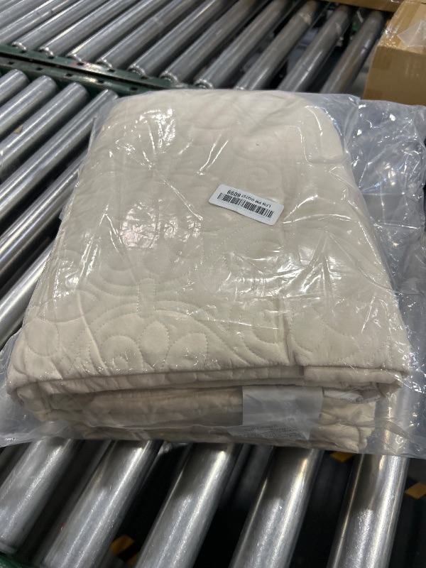 Photo 1 of Madison Park Quebec Split Corner Quilted Bedspread Classic Traditional Design All Season, Lightweight, Bedding Set, Matching Shams, Queen, Damask Quilted Cream 3 Piece