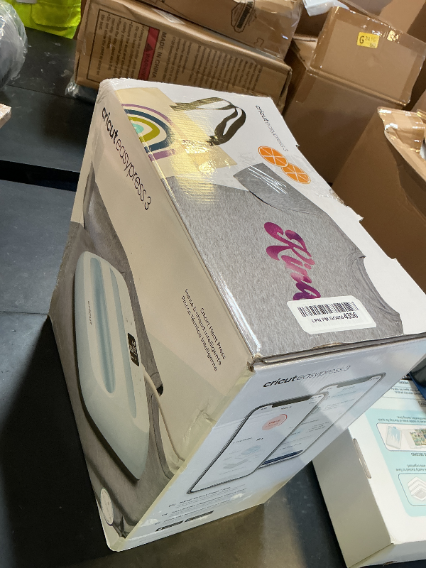 Photo 1 of Cricut EasyPress® 3-9 in x 9 in