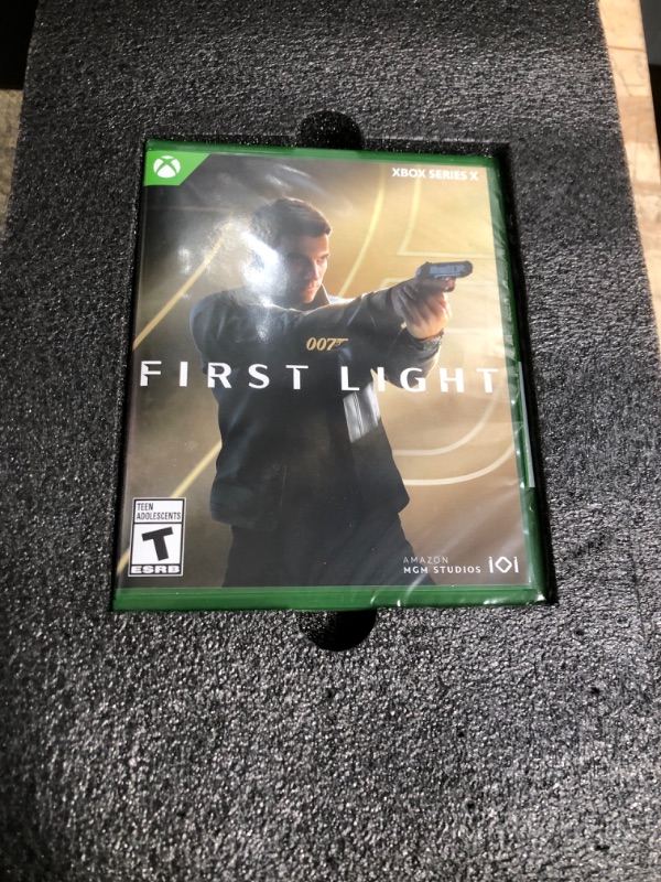 View 3 of 007 First Light - Legacy Edition - Xbox Series X