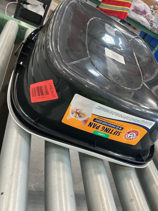 Photo 1 of Arm and Hammer Large Sifting Cat Litter Box with Microban