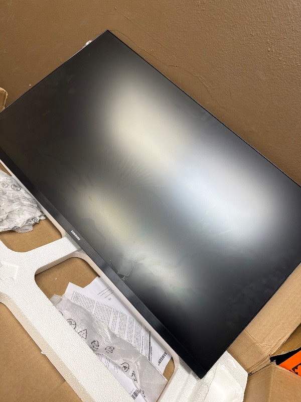 Photo 1 of Samsung 32" Flat Computer Monitor