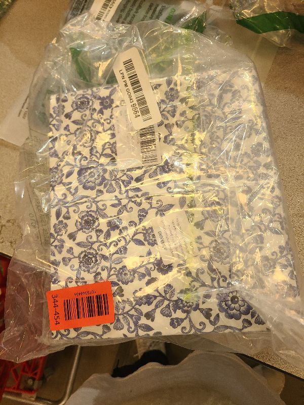 Photo 1 of 100 Pcs Blue Floral Guest Napkins Disposable Blue and White Hand Towels Decorative Watercolor Spring Flowers 3 Ply Paper Napkins for Bathroom Toilet Powder Room Dinner Christmas Party Supplies