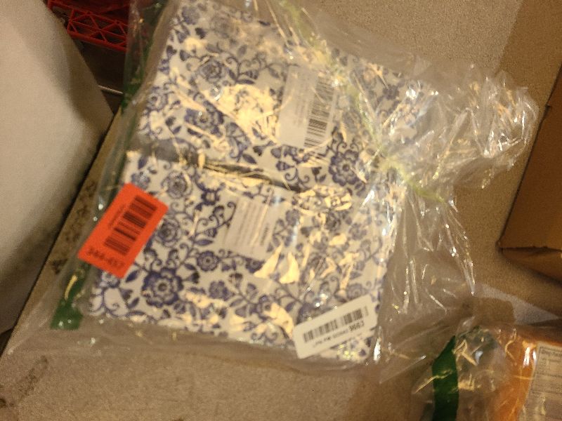 Photo 1 of 100 Pcs Blue Floral Guest Napkins Disposable Blue and White Hand Towels Decorative Watercolor Spring Flowers 3 Ply Paper Napkins for Bathroom Toilet Powder Room Dinner Christmas Party Supplies