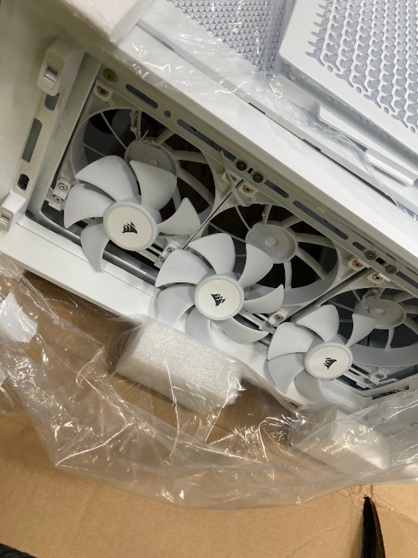Photo 1 of *Parts only/Fan blades damaged* CORSAIR 4000D RS Frame Modular High Airflow Mid-Tower PC Case – 3X CORSAIR RS Fans – InfiniRail™ Fan Mounting System – Fits Multiple 360mm Radiators – Reverse Connector Motherboard Compatible – White