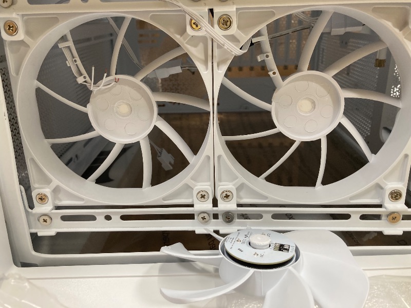 Photo 1 of *Parts only/Fan blades damaged* CORSAIR 4000D RS Frame Modular High Airflow Mid-Tower PC Case – 3X CORSAIR RS Fans – InfiniRail™ Fan Mounting System – Fits Multiple 360mm Radiators – Reverse Connector Motherboard Compatible – White