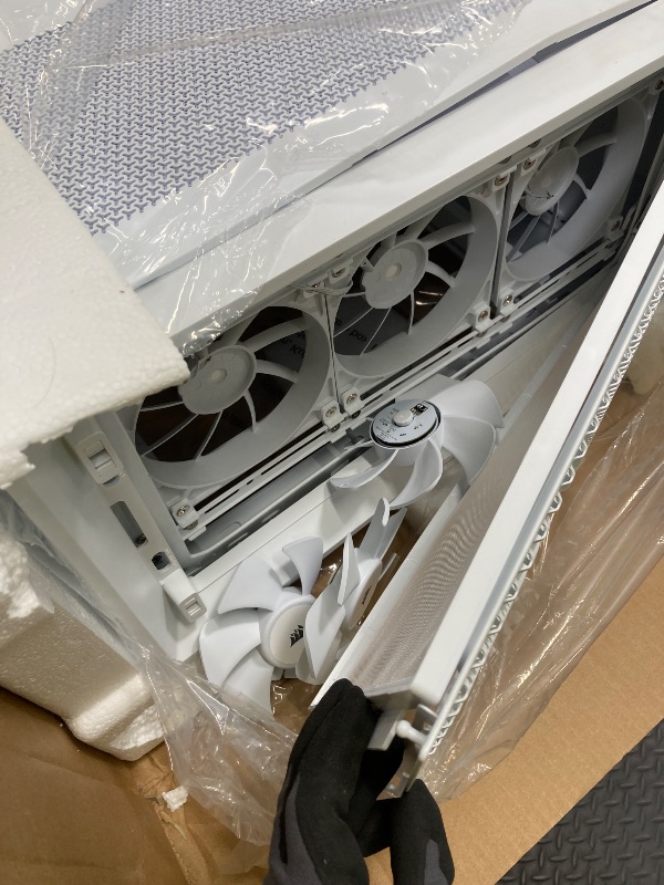 Photo 1 of *Parts only/Fan blades damaged* CORSAIR 4000D RS Frame Modular High Airflow Mid-Tower PC Case – 3X CORSAIR RS Fans – InfiniRail™ Fan Mounting System – Fits Multiple 360mm Radiators – Reverse Connector Motherboard Compatible – White