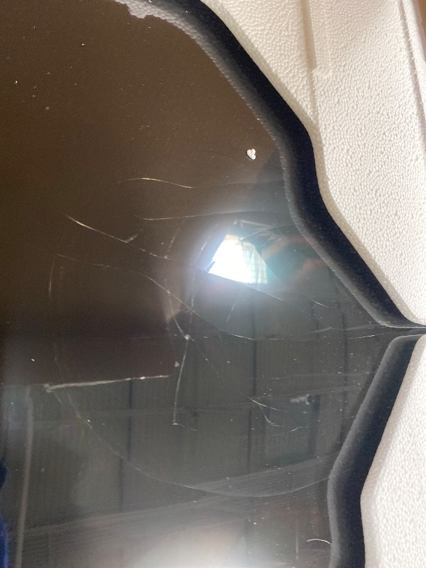 Photo 1 of **** THE SCREEN IS DAMAGE****Samsung 50-Inch Class Crystal UHD U8000H Series Samsung Vision AI Smart TV (2026 Model, 50U8000H) Crystal Processor 4K, Endless Free Content, Motion Xcelerator, Color Booster, Alexa Built-in