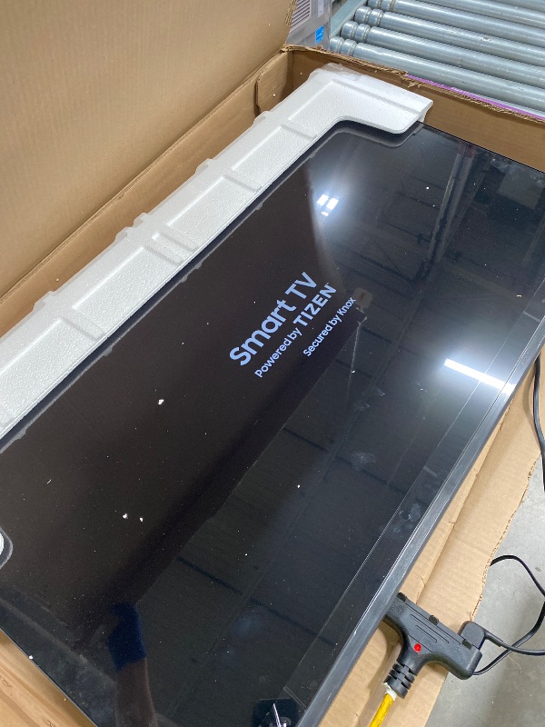 Photo 1 of **** IT DOES NOT HAVE REMOTE **** **** NO RETUN- NO REFOUN**** Samsung 43-Inch Class Crystal UHD U8000F 4K Smart TV (2025 Model) Endless Free Content, Processor, MetalStream Design, Knox Security, Alexa Built-in