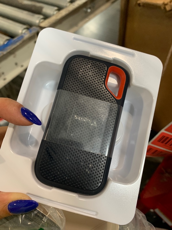 Photo 1 of [UNTESTED] SANDISK 1TB Extreme Portable SSD (Old Model) - Up to 1050MB/s, USB-C, USB 3.2 Gen 2, IP65 Water and Dust Resistance, Updated Firmware - External Solid State Drive - SDSSDE61-1T00-G25