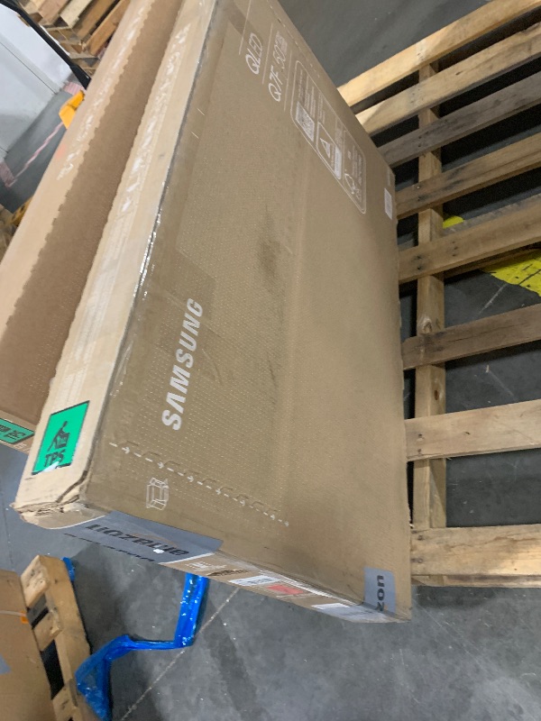 Photo 1 of ***BROKEN SCREEN***  SALE FOR PARTS *** Samsung 50-Inch Class QLED Q7F Series Samsung Vision AI Smart TV (2025 Model, 50Q7F) Quantum HDR, Object Tracking Sound Lite, Q4 AI Gen1 Processor, 4K upscaling, Gaming Hub, Alexa Built-in