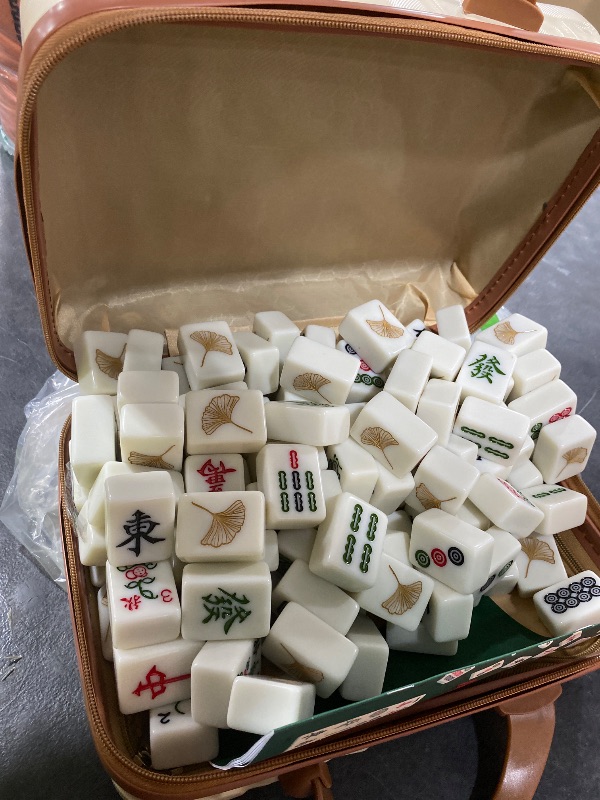 Photo 1 of VPH Extra-Large Chinese Mahjong Set, White Jade-Colored "Jin Xing" Mahjong with 144 Tiles, Including a Travel Case and a Tablecloth.