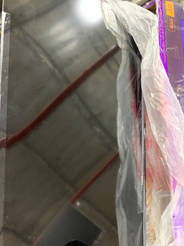 Photo 1 of (cracked screen) Roku 40" Select Series Full HD Smart TV