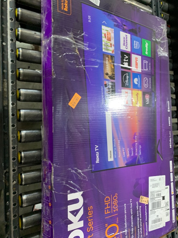 Photo 1 of (cracked screen) Roku 40" Select Series Full HD Smart TV