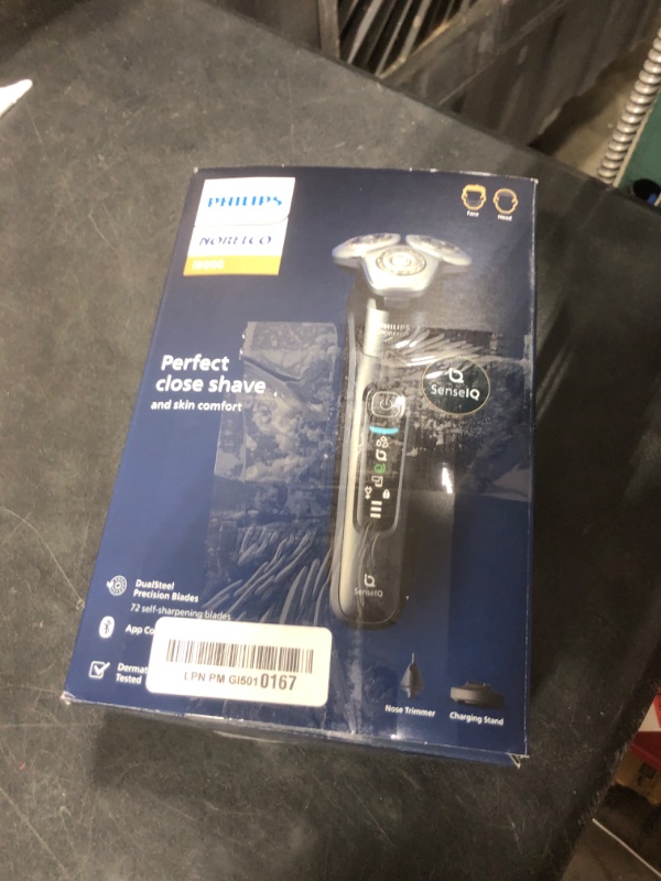 Photo 1 of Philips Norelco i9000 Electric Shaver (Black)