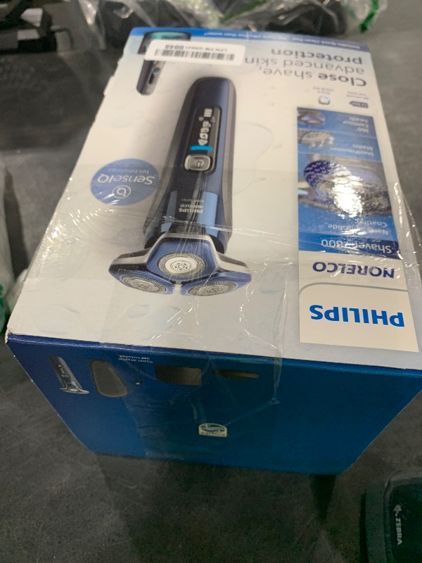 Photo 1 of Philips Norelco 7800 Electric Shaver, Black