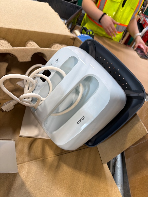 Photo 1 of ***not working*** Cricut EasyPress 3 Heat Press Machine (9"x 9") with Heat Press Mat (15" x 12"),Blue