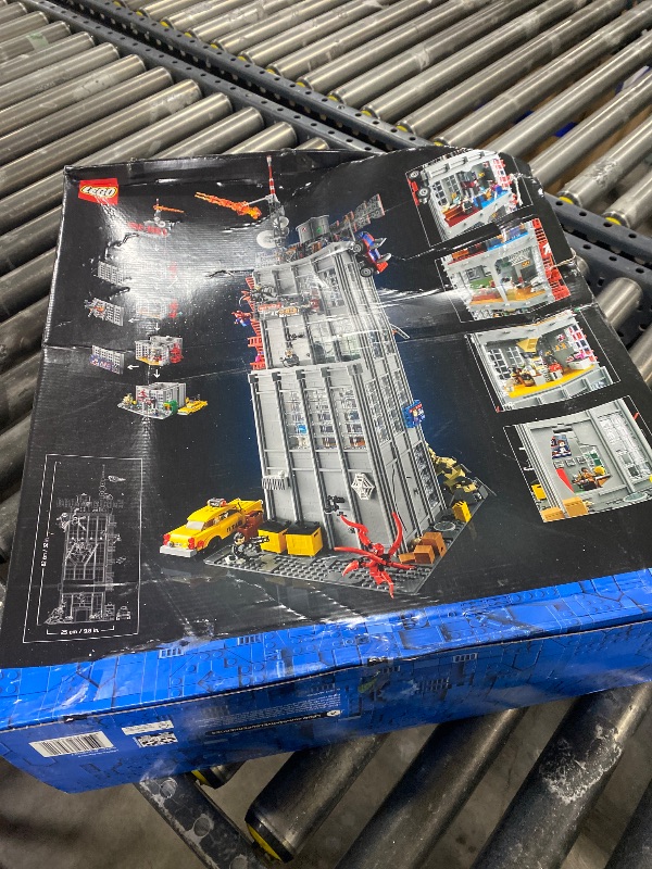 Photo 1 of LEGO Marvel Spider-Man Daily Bugle Building Sets for Adults - Display as Office or Book Shelf Decor - Gifts for Christmas - 25 Minifigures - 76178