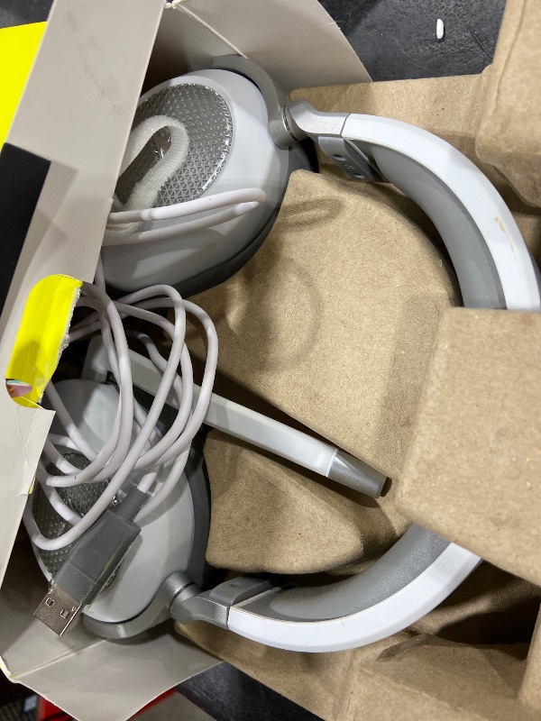 Photo 1 of Corsair HS65 Wireless Multiplatform Gaming Headset with Bluetooth - Dolby Audio 7.1 - Omni-Directional Microphone - iCUE Compatible - PC, Mac, PS5, PS4, Mobile - White