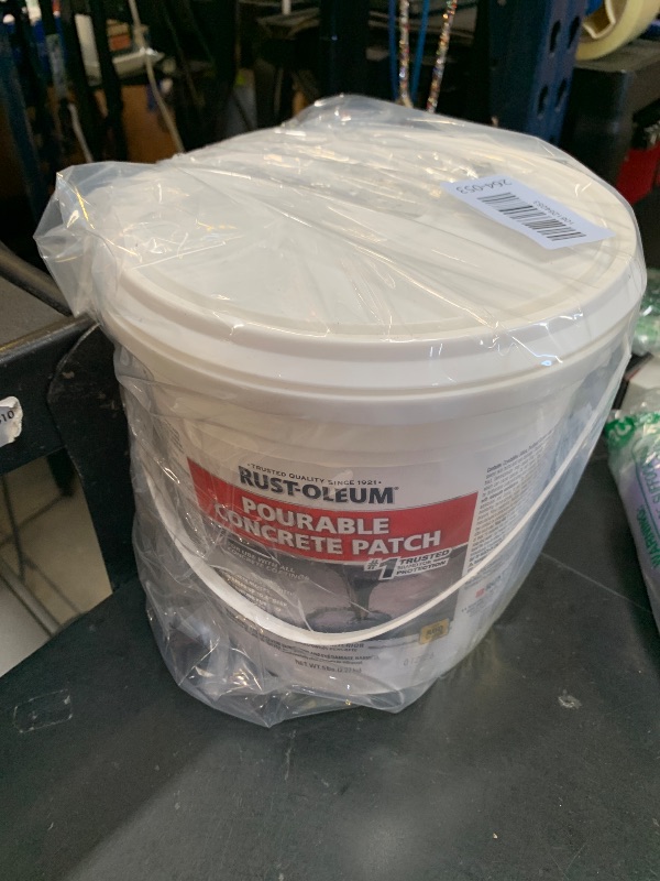 Photo 1 of Rust-Oleum 369667 Pourable Concrete Patch, 5 lb Pail, White