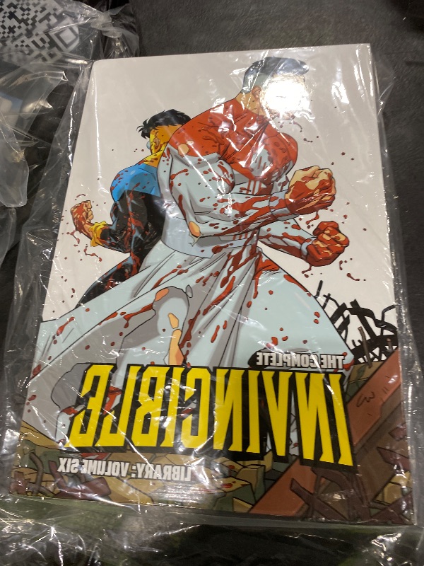Photo 1 of Invincible Complete Library Hardcover Vol. 6 (6)