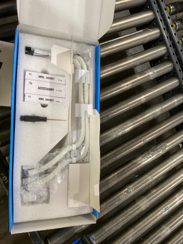 Photo 1 of Lian Li Hydroshift II-S LCD 360 Liquid CPU Cooler - 3.4" IPS LCD Square Screen - Daisy-Chain - Low-Noise - Intel LGA 1851/1700, AMD AM5/AM4 - Fits Most PC Fans - White (HS2LCDS36NW)