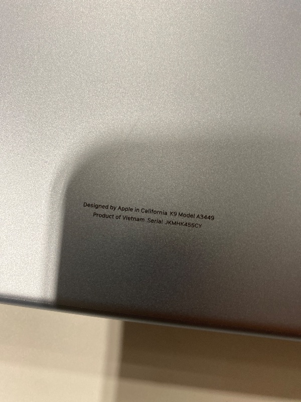 Photo 1 of SCREEN IS GOOD - LAPTOP IS DEAD NEEDS TO BE CHARGED *** Apple MacBook Air 13" M5 AI Laptop