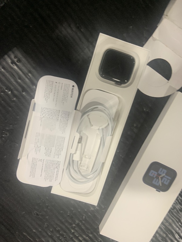Photo 1 of Apple Watch SE (2nd Gen) GPS 40mm Smartwatch