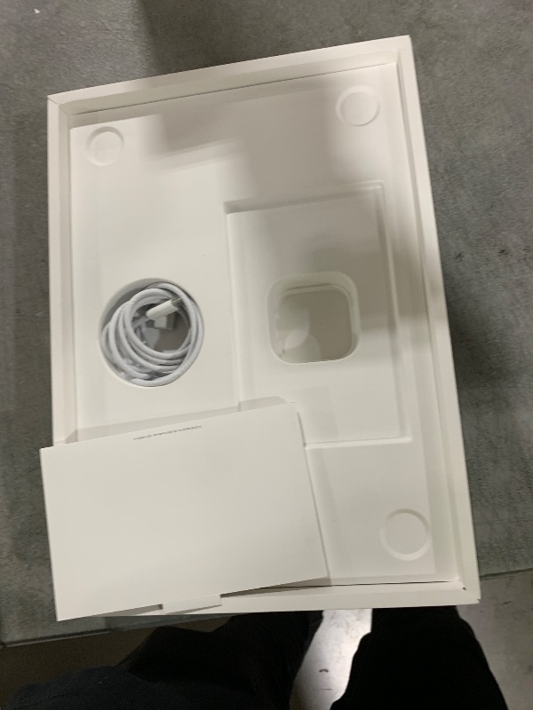 Photo 1 of Apple 2026 MacBook Air 13-inch Laptop with M5 chip: Built for AI, 13.6-inch Liquid Retina Display, 16GB Unified Memory, 512GB SSD, 12MP Center Stage Camera, Touch ID, Wi-Fi 7; Starlight