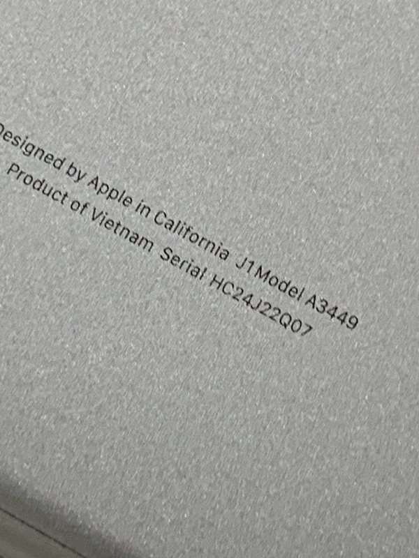 Photo 1 of Apple 2026 MacBook Air 13-inch Laptop with M5 chip: Built for AI, 13.6-inch Liquid Retina Display, 16GB Unified Memory, 512GB SSD, 12MP Center Stage Camera, Touch ID, Wi-Fi 7; Starlight