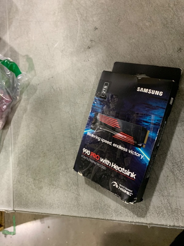 Photo 1 of Samsung 990 PRO 2 TB M.2 PCI Express 4.0 NVMe V-NAND MLC