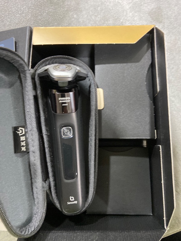 Photo 1 of Philips Norelco i9000 Electric Shaver (Black)